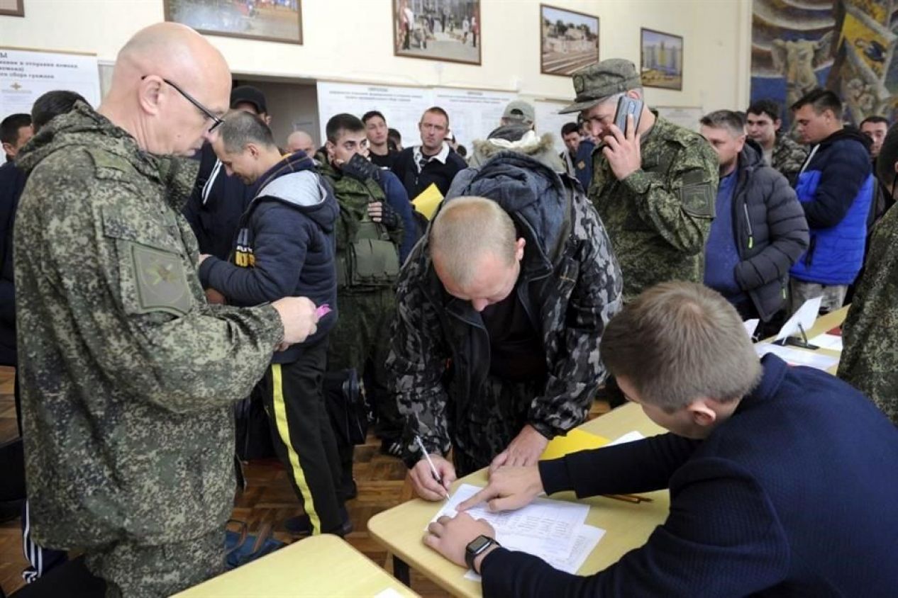 Moviliza Rusia a nuevos reclutas desentrenados a la frontera con Kharkiv en su intento por retomar la región