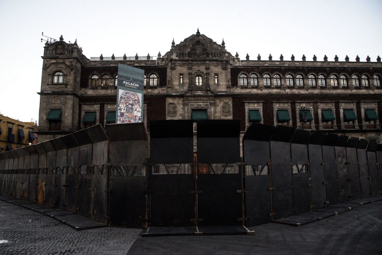 Permanece cerco que resguarda al Palacio Nacional; se prevé que sigan hasta el 2 de octubre