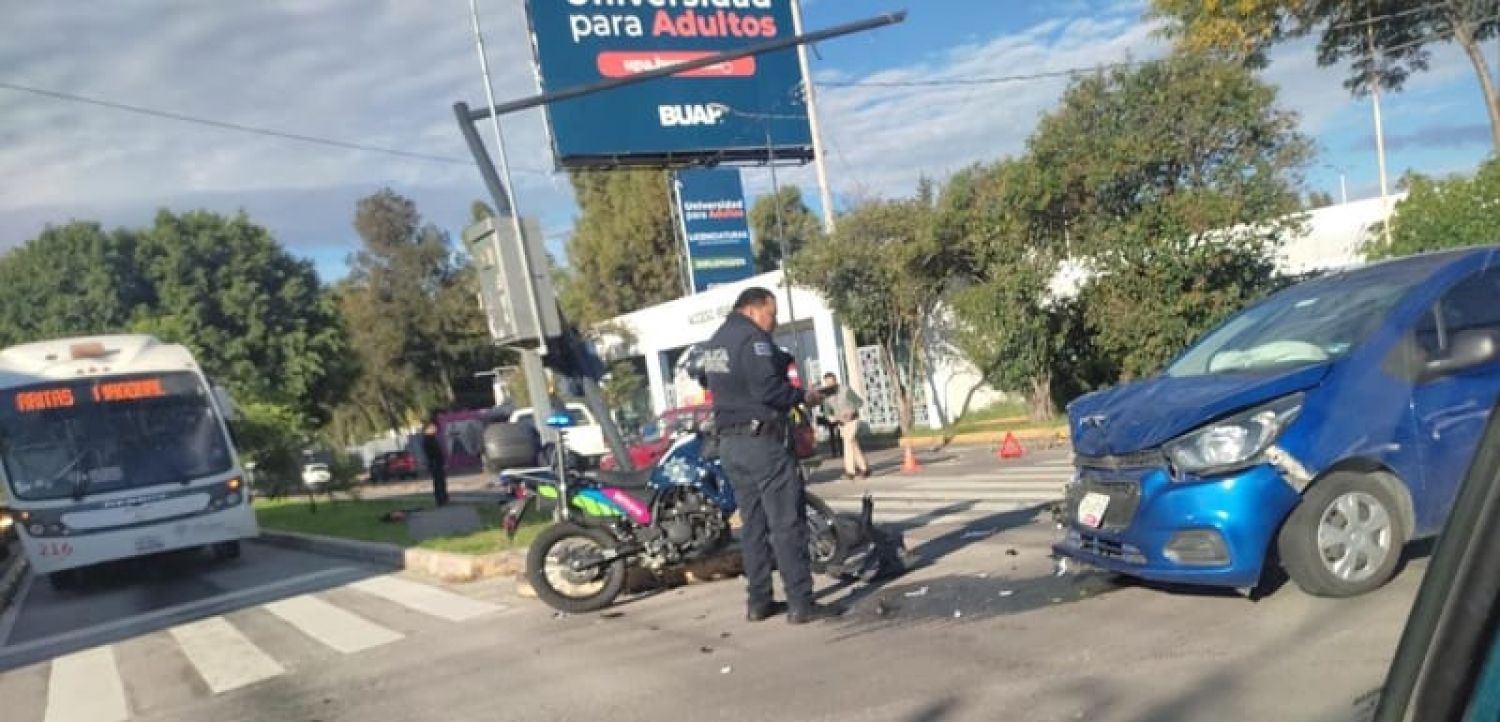 Ambulancia se accidenta y resulta en daños contra vehículo particular y un poste en la 11 Sur