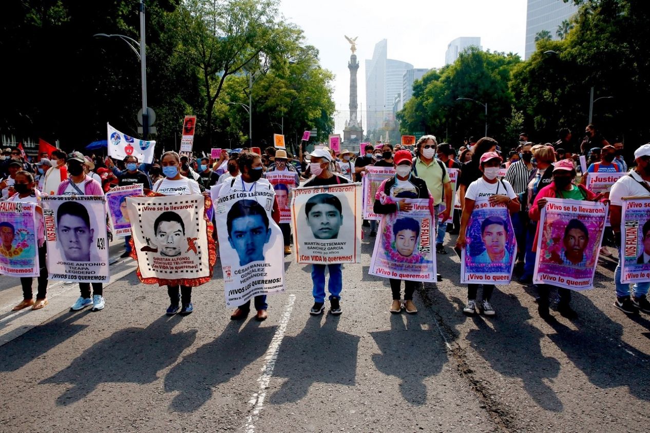 Familiares de los 43 normalistas desaparecidos exigen castigo a militares que habrían participado