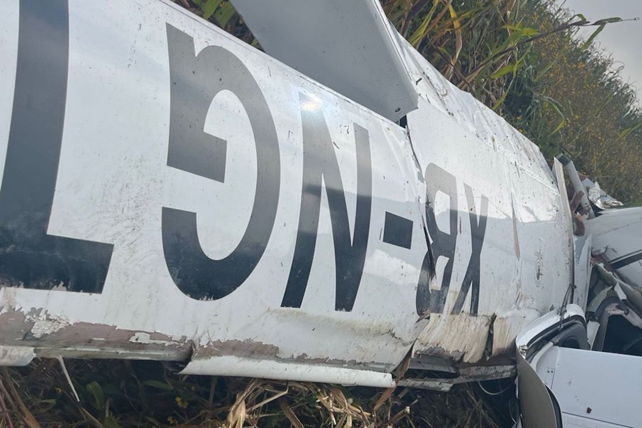 Fallecen tres personas tras desplome de avioneta en Edomex