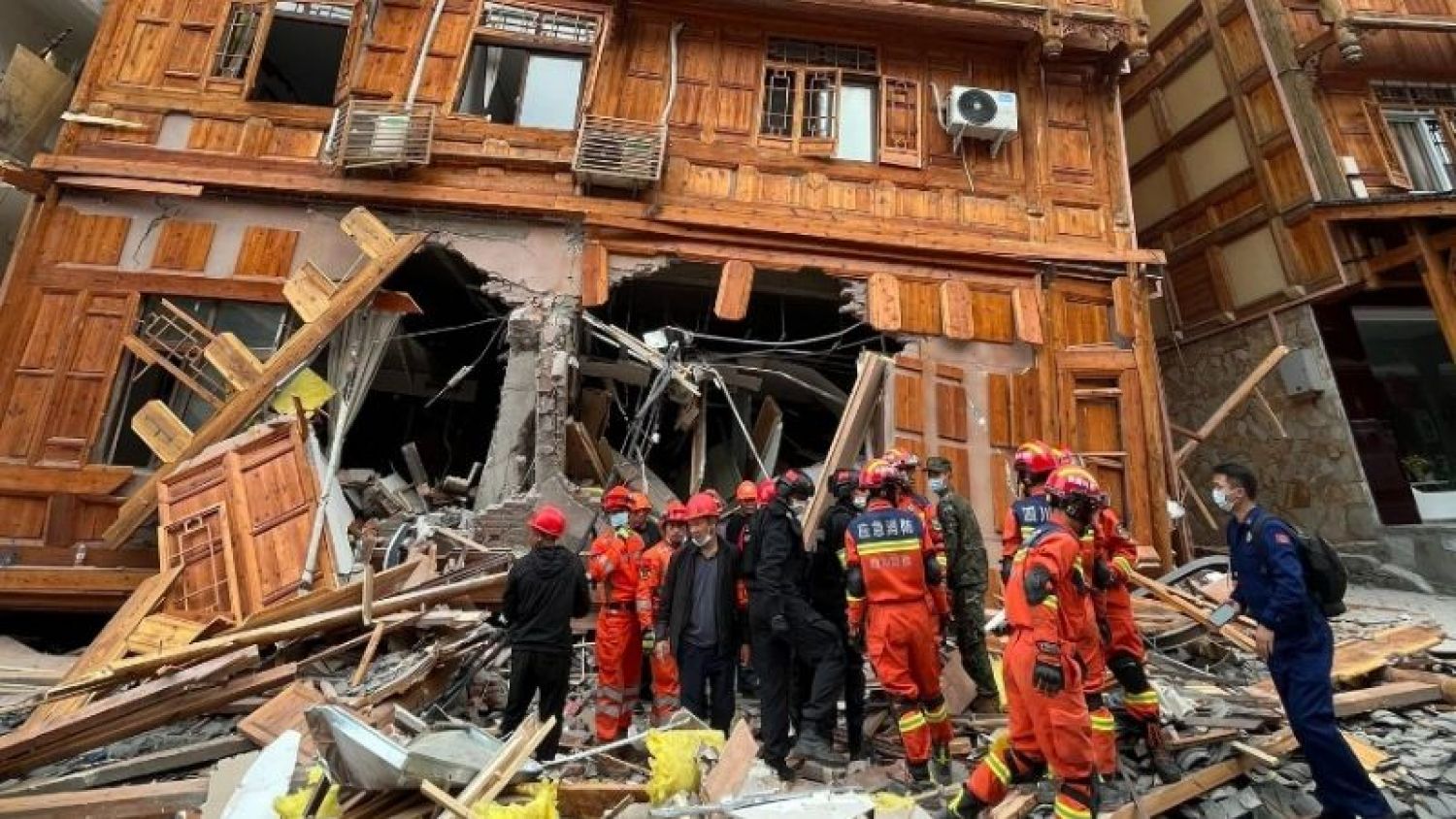 Asciende a 66 la cifra de muertos por el terremoto en China; rescatistas aún buscan sobrevivientes