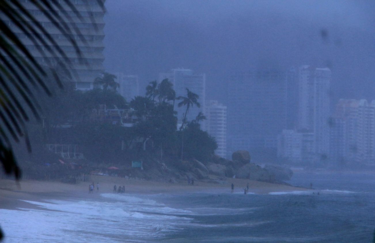 Huracán 'Kay' podría alcanzar hoy la categoría 2; se mantiene en alerta el pacífico 