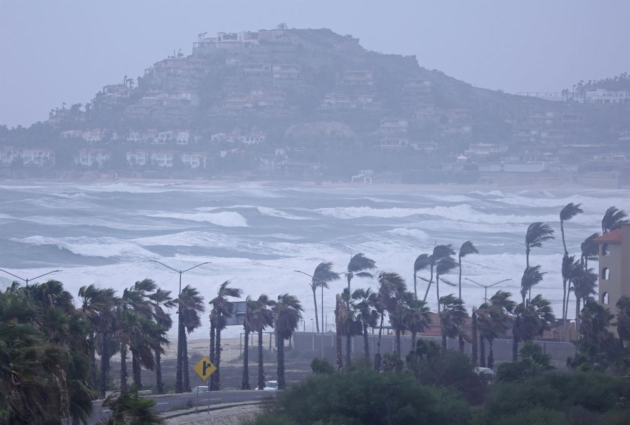 Huracán ‘Kay’ pierde fuerza, se degrada a categoría 1; continuarán lluvias en Baja California y Sonora 