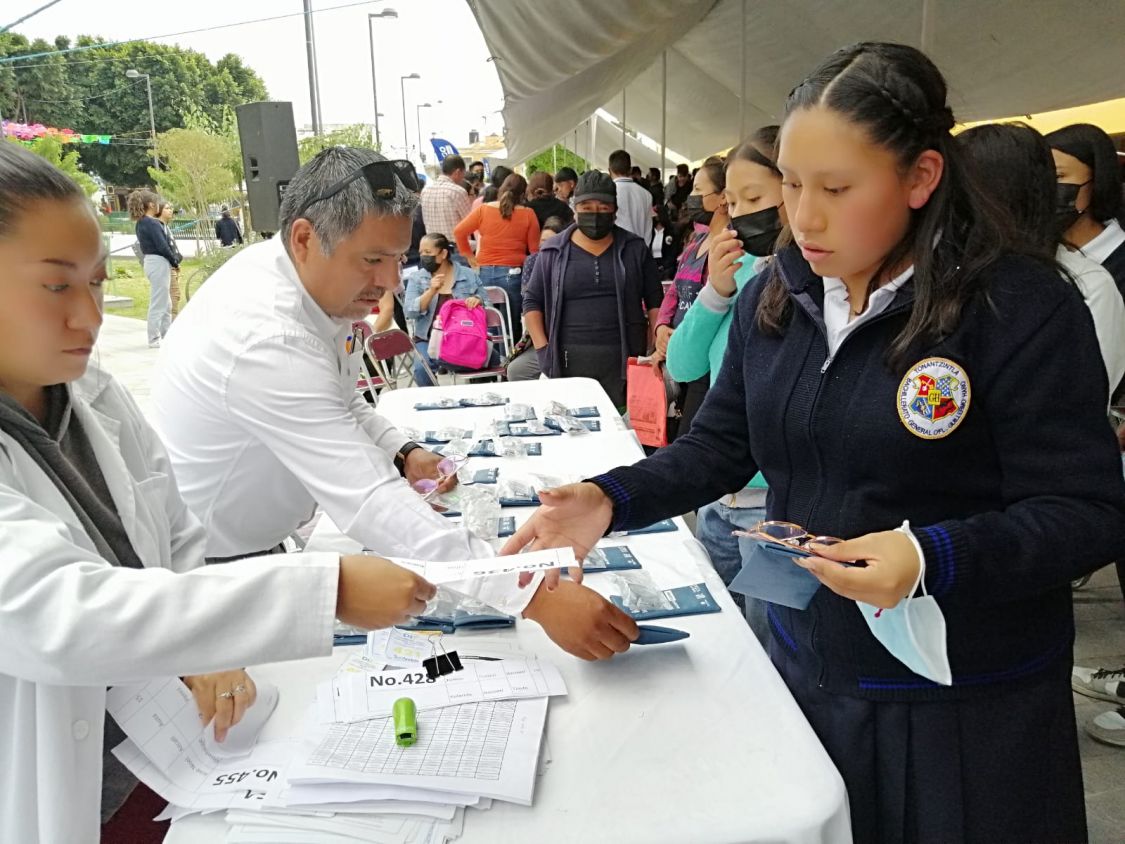 SMDIF de San Andrés Cholula beneficia a 500 aprendientes de bachillerato con 500 anteojos