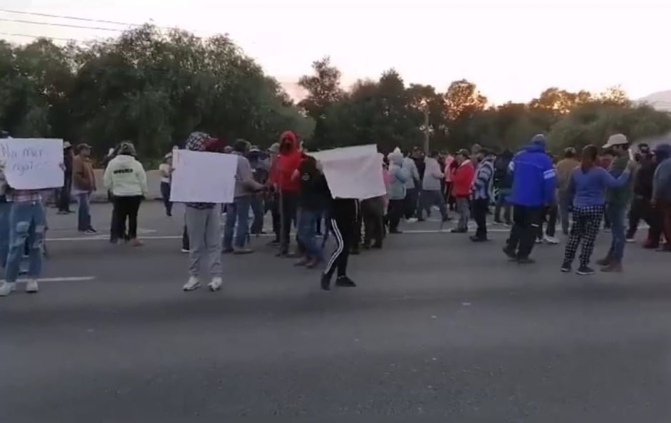 Protesta en Xalmimilulco deja 6 policías heridos y 7 civiles detenido