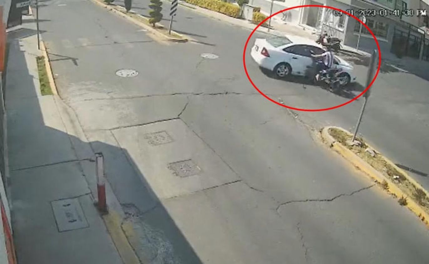 ¿Quién tuvo la culpa? Captan grave choque entre moto y auto donde el motociclista se llevó la peor parte