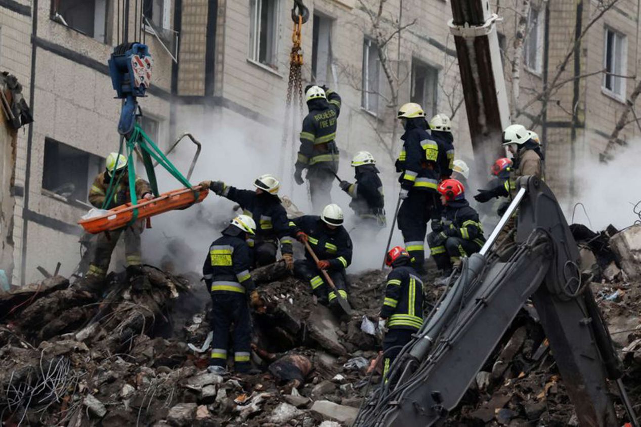 Cifra de muertes tras ataque ruso con misiles a un edificio de apartamentos asciende a 21