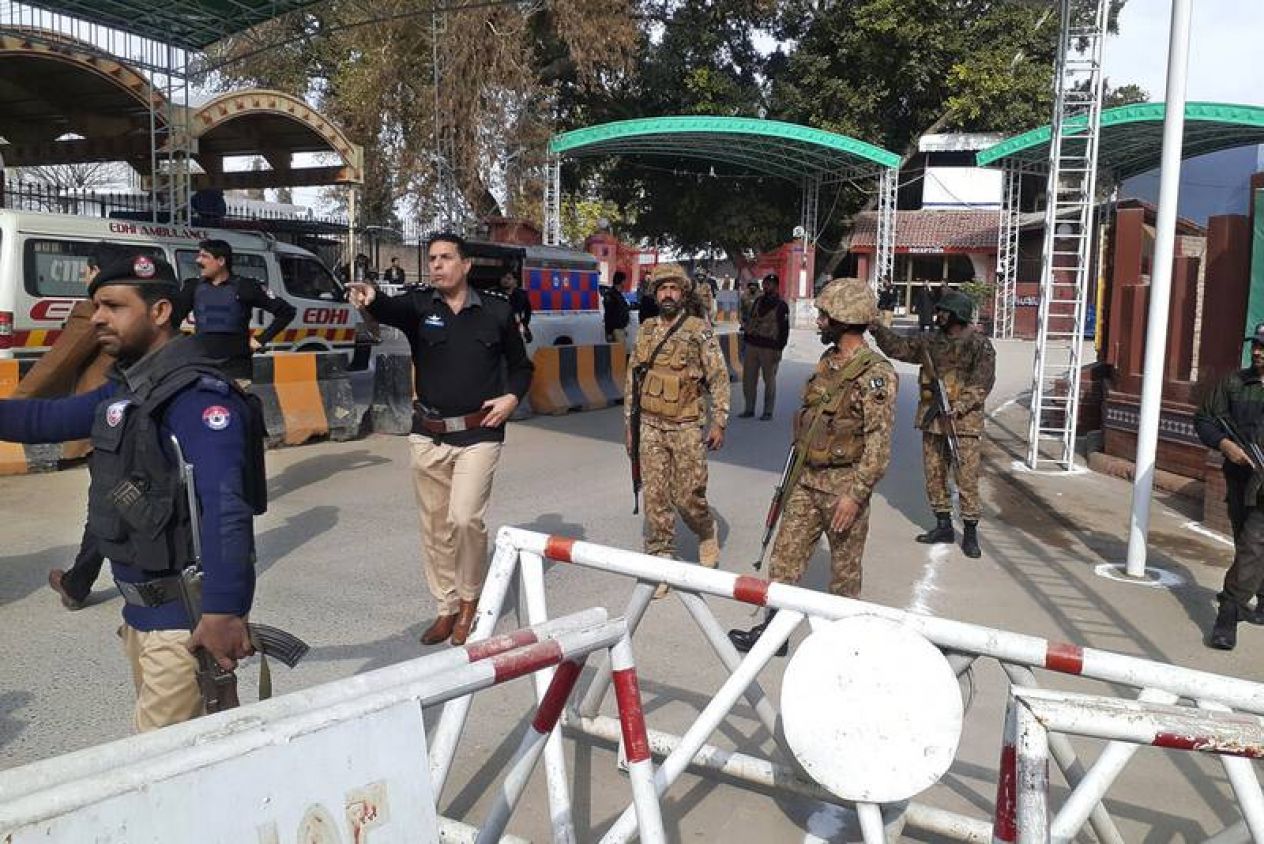 Ataque suicida en mezquita de Pakistán deja al menos 59 muertos y 157 heridos