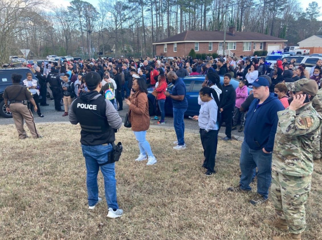 Niño de 6 años se encuentra bajo custodia policial luego de dispararle a su maestra en Virginia, EE.UU.