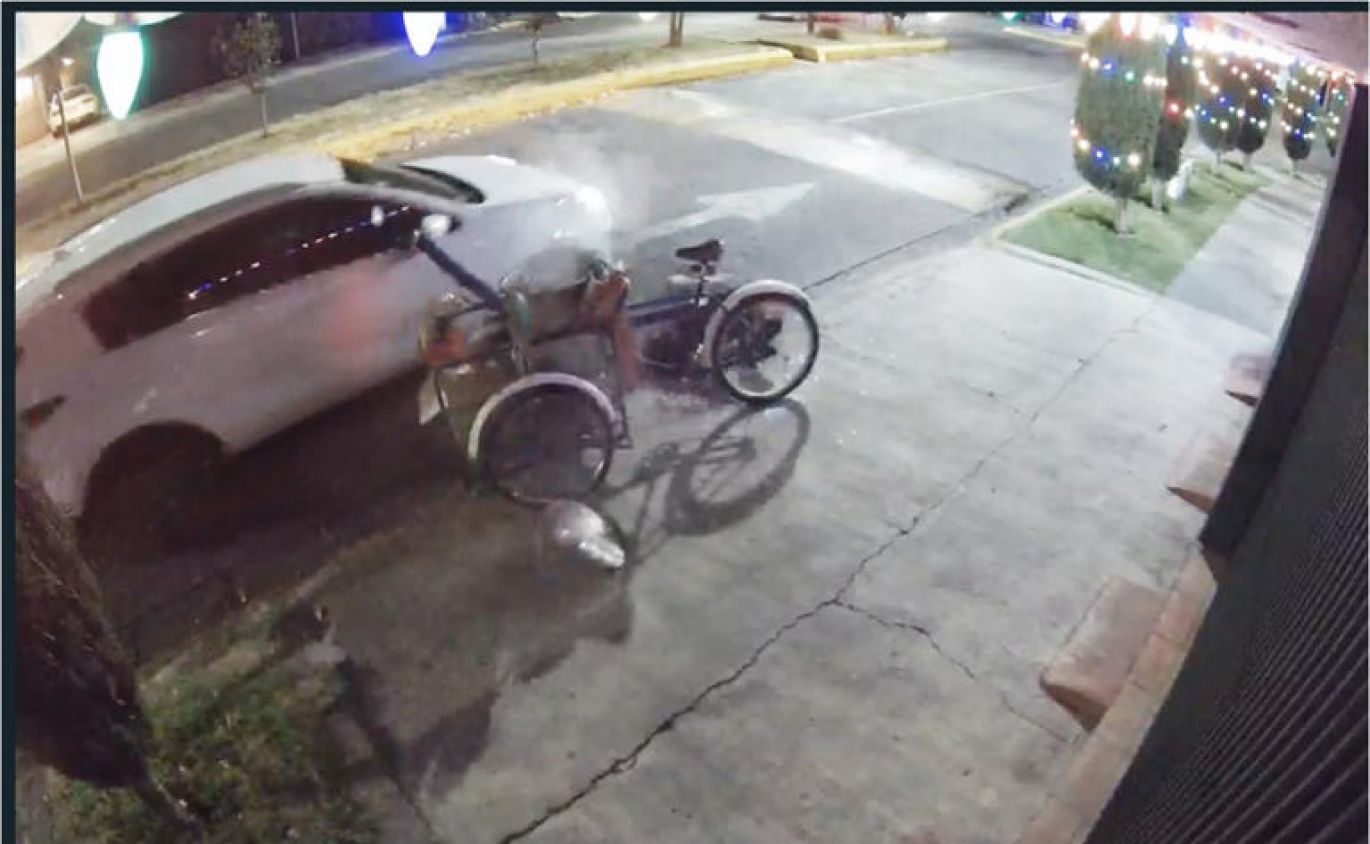 Mujer atropella a vendedor de tamales y huye de lugar; vecinos piden localizar a conductora (Vídeo)
