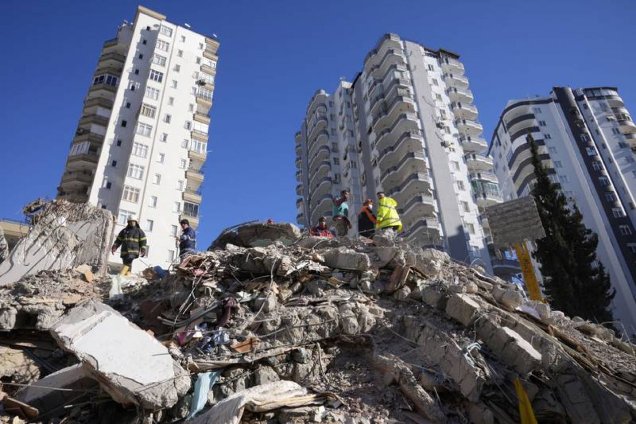 ‘Ira’ vs. contratistas en Turquía: detienen a 10 personas por derrumbe de edificios