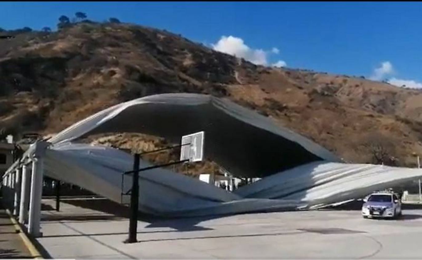 Desplome de un techo deportivo en Chiapas deja 10 niños heridos