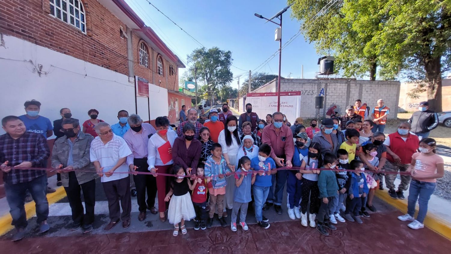 Ariadna Ayala entrega barda perimetral en primaria y pavimentación 