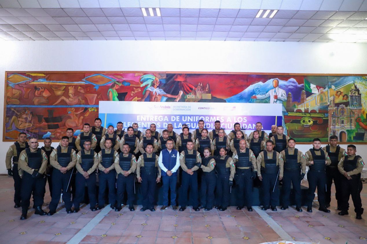 Entrega Mundo Tlatehui uniformes a elementos de la guardia ciudadana
