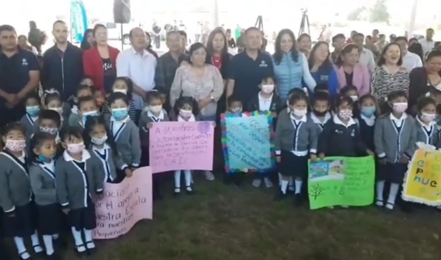Coloca Edmundo Tlatehi primera piedra de preescolar “San Luis Tehuiloyocan” 