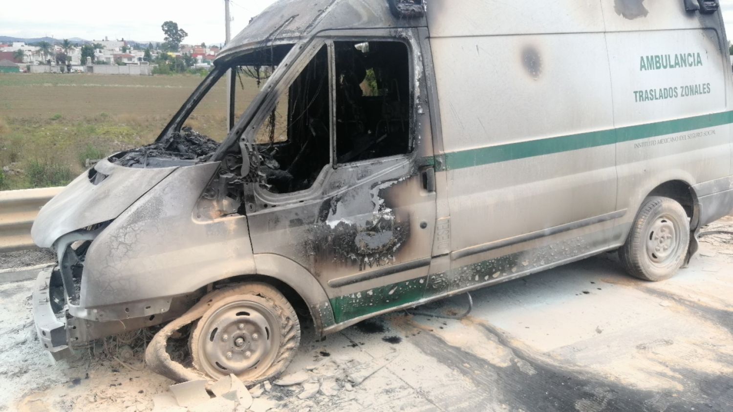Por aparente falla eléctrica ambulancia del IMSS es consumida en su totalidad en el Periférico Ecológico