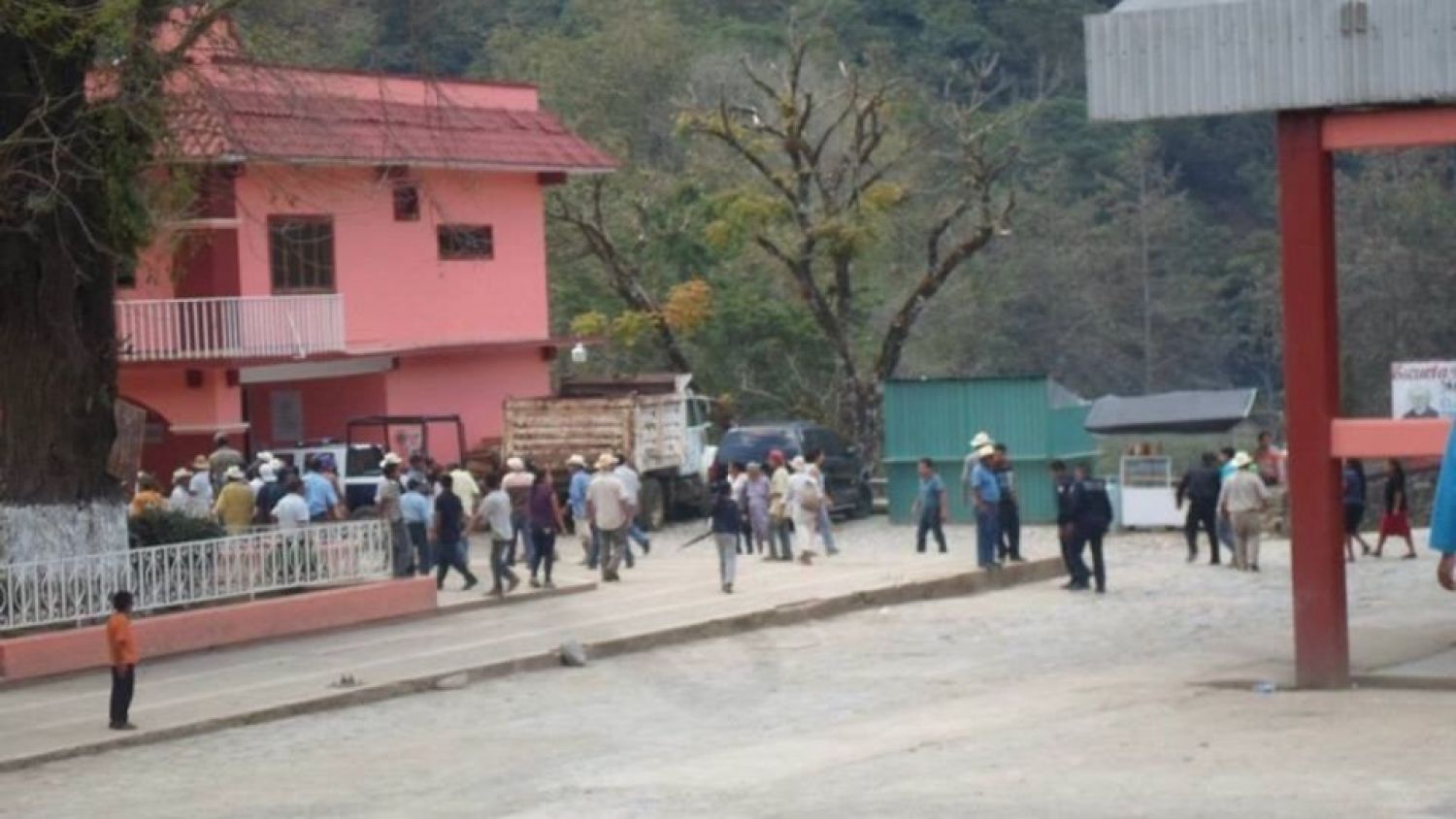 Menor de edad muere tras defender a su padre de la policía, recibió disparos en abdomen y la cabeza