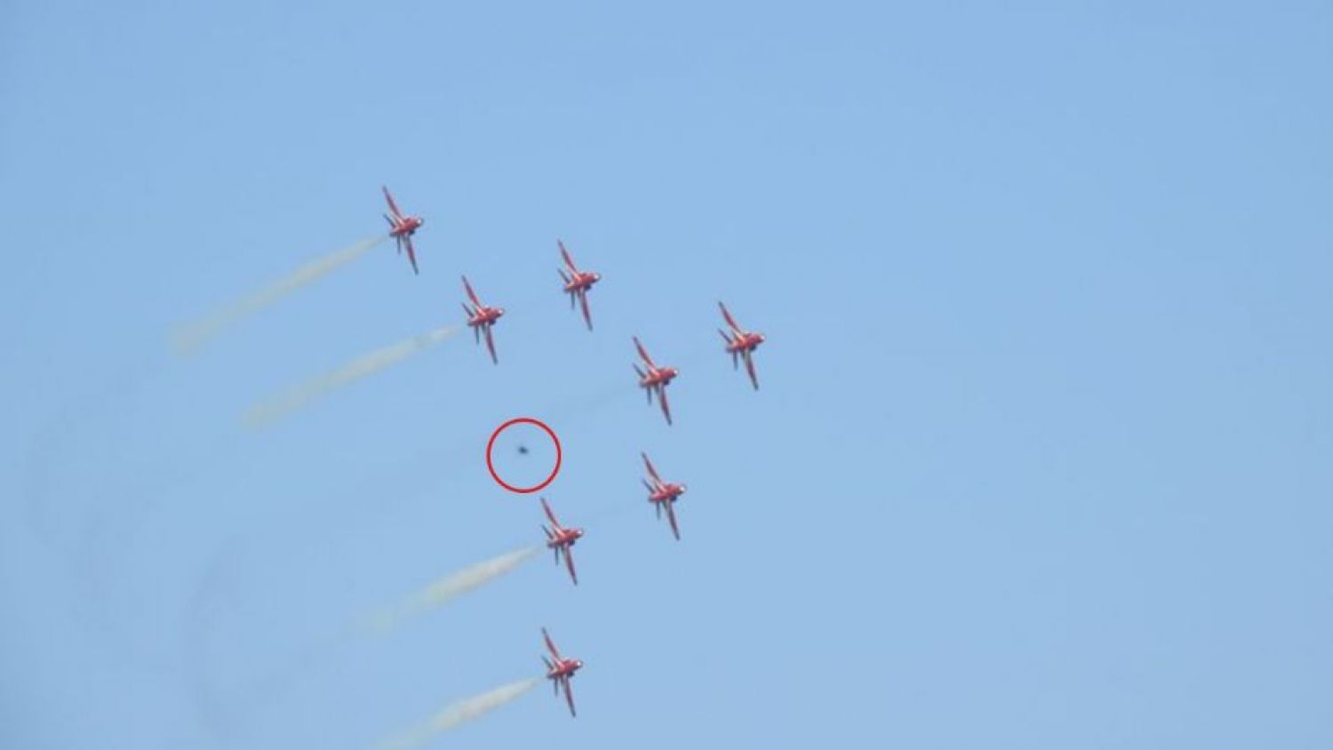 Captan presunto ovni durante una exhibición aérea