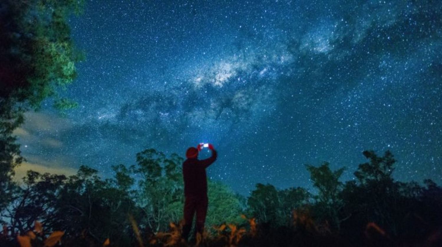 ¿Por qué la noche es oscura si hay infinitas estrellas? Se cumplen 200 años de la paradoja de Olbers 