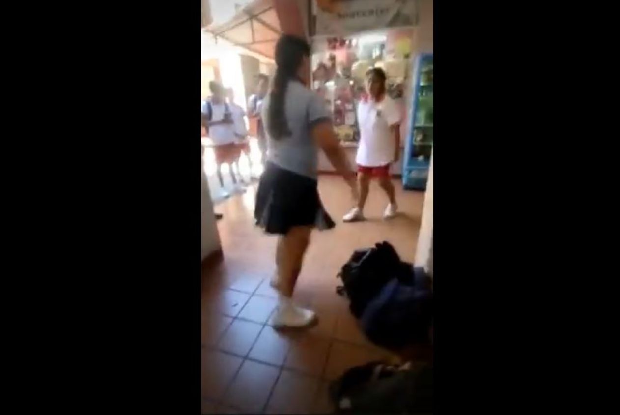 "Un nuevo caso": Estudiante de secundaria queda inconsciente tras pelea con compañera (Vídeo)
