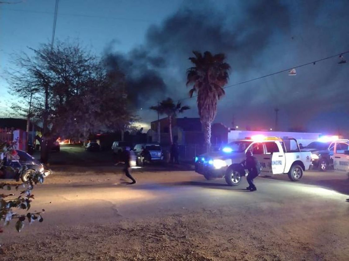En Caborca, Sonora, la tarde del domingo 19 de marzo se registró un enfrentamiento armado entre dos grupos criminales antagónicos, arrojando como resultado la muerte de seis personas y tres lesionados, originarios de Aguascalientes y Sinaloa.  La Fiscalía General de Justicia del Estado informó que entre los fallecidos y lesionados hay dos civiles, víctimas ajenas a los hechos violentos.  A través de las redes sociales se divulgó que uno de los occisos es un adulto mayor, identificado como Gabriel Norzagaray El Wico, un popular lavacarros de la comunidad y el segundo es un joven identificado como Emilio del Castillo.  Testigos informaron que El Wico intentaba resguardar a sus nietos, cuando recibió impactos de bala, mientras que, en el caso de Emilio, se presume que rafaguearon su vehículo al ser confundido por los agresores.  Violencia en Tierra Caliente: balaceras entre grupos criminales dejan al menos 3 muertos Violencia en Tierra Caliente: balaceras entre grupos criminales dejan al menos 3 muertos Aíran Lucía, hija de Gabriel Norzagaray señaló en redes sociales que su padre murió porque la ambulancia nunca llegó a atenderlo, por lo que finalmente dio su último respiro cuando lo tenía en sus brazos.  “Se me murió en mis brazos porque supliqué ayuda, imploré ayuda y ni siquiera le dieron primeros auxilios ni se aseguraron si tenía signos vitales, no hicieron nada”, expresó.   Fuerzas de seguridad de los tres niveles de gobierno, mantienen un intenso operativo en Caborca después de un enfrentamiento entre grupos criminales.  Aseguran armas y vehículos La Fiscal General de Sonora, Claudia Indira Contreras Córdova y Francisco Sergio Méndez, delegado de la Fiscalía General de la República en Sonora, emitieron un mensaje en relación a los acontecimientos registrados en Caborca.  Violencia en Morelos: 2023, el año más ‘sangriento’ en el gobierno del ‘Cuau’ Violencia en Morelos: 2023, el año más ‘sangriento’ en el gobierno del ‘Cuau’ El Delegado de la Fiscalía General indicó que de las primeras investigaciones se desprende que los hechos iniciaron en Río Asunción, donde se desarrollaba un evento de arrancones de vehículos, lugar en el que se registraron detonaciones. Después, se se suscitaron enfrentamientos cerca del lugar, en las colonias Pueblo Viejo, Infonavit y Misiones de Kino.  Precisó que tras los hechos, las autoridades lograron el aseguramiento de 11 armas de diversos calibres, diez vehículos y la detención de dos personas, probables participantes en los hechos.  Tanto las armas como los detenidos fueron turnados a la Fiscalía General de la República, para realizar el procesamiento y reforzar el esclarecimiento de los hechos y así dar con todos los responsables.  La Fiscal informó que adicionalmente a los diez vehículos puestos a disposición de FGR, personal de la Fiscalía estatal logró el aseguramiento de seis vehículos más y un arma tipo fusil modificada, 13 cargadores, casquillos y poncha llantas.  Se ha trasladado personal especializado para llevar a cabo las investigaciones y el compromiso es puntual: dar con los probables responsables de estos hechos.  El Delegado de la FGR destacó que la reacción inmediata y presencia operativa de elementos de los tres órdenes de gobierno logró contener la continuidad de los hechos de violencia, pues los delincuentes se dispersaron inmediatamente para evadir la acción de la justicia.  Suspenden tradicionales fiestas El Alcalde de Caborca, Abraham David Mier Nogales, anunció mediante sus redes sociales, que debido a los hechos violentos del domingo, se decidió cancelar las fiestas del 166 Aniversario de la Gesta Heroica de Caborca del 6 de abril.  “Expreso mis más sinceras condolencias a las familias de las personas inocentes que perdieron la vida el día de ayer. Me siento profundamente consternado por lo sucedido.  “Una vez más la violencia nos ha hecho vivir momentos trágicos en nuestra comunidad, por eso todos los caborquenses estamos llenos de tristeza, y sobre todo en profundo duelo.  “Somos una comunidad de gente buena y muy productiva que día a día lucha por salir adelante, pero no podemos hacerlo si no tenemos paz.  “Por todo esto y anteponiendo la seguridad de nuestros ciudadanos y visitantes, hemos decidido suspender los eventos del 166 aniversario de la Gesta Heroica del 6 de Abril.  “Hoy somos un pueblo que siente la impotencia y frustración ante la violencia. Pido a mi querido pueblo de Caborca que estemos unidos en estos momentos de dolor”, expresó el presidente municipal.