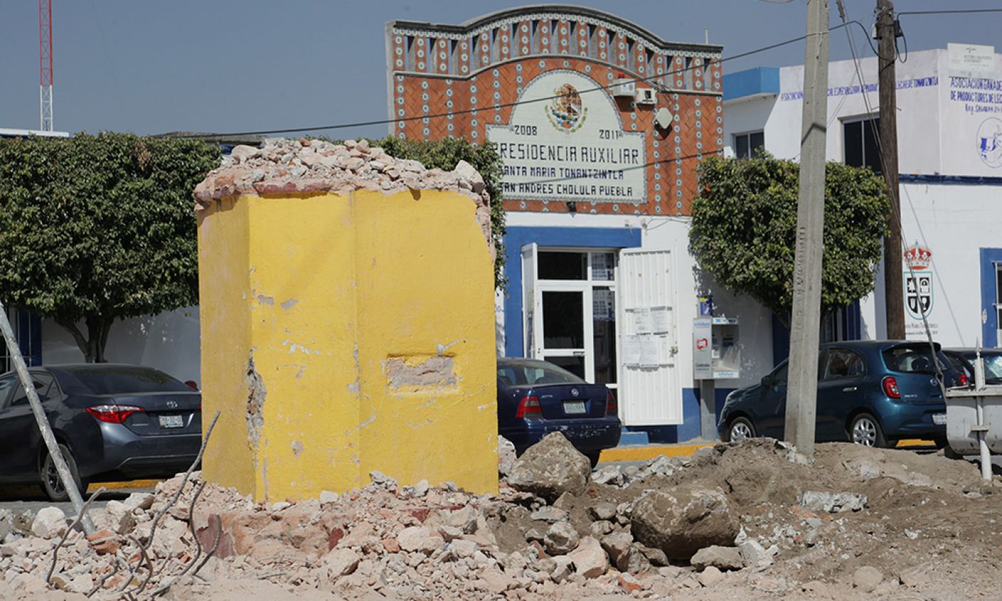 Obras de rehabilitación de la plaza de Santa María Tonantzintla son paradas por el INAH
