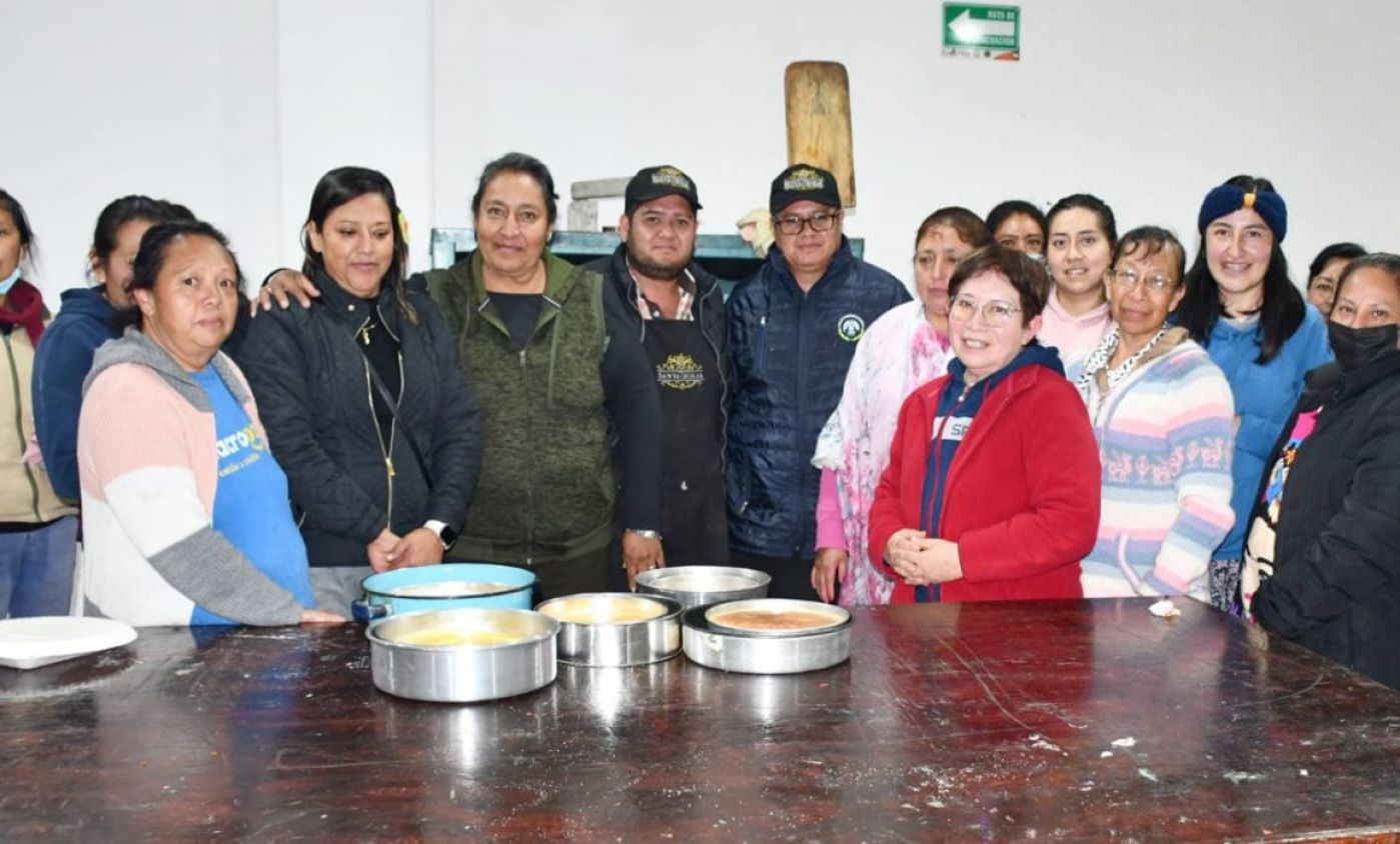 Continúa con éxito taller de cocina tradicional en Apetatitlán