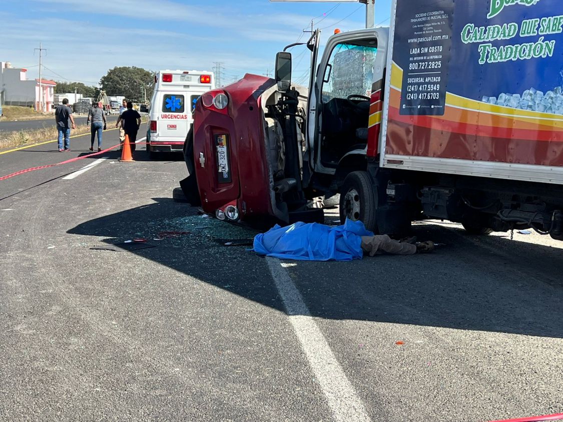 Muere hombre tras choque frontal de auto vs camión de Boing, en San Pablo del Monte