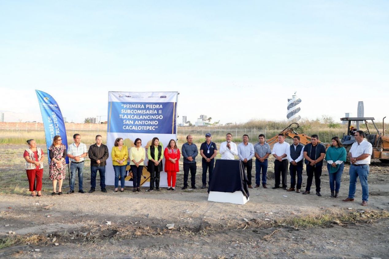 Coloca Mundo Tlatehui primera piedra de la subcomisaria II Tlaxcalancingo-Cacalotepec  