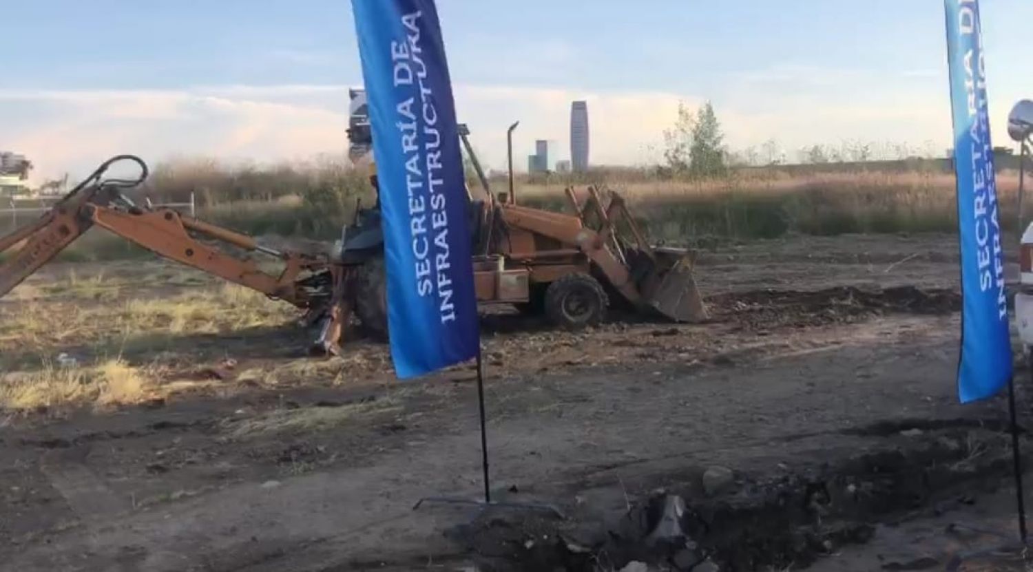 Edmundo Tlatehui coloca la primera piedra de la subcomisaria de Tlaxcalancingo-Cacalotepec
