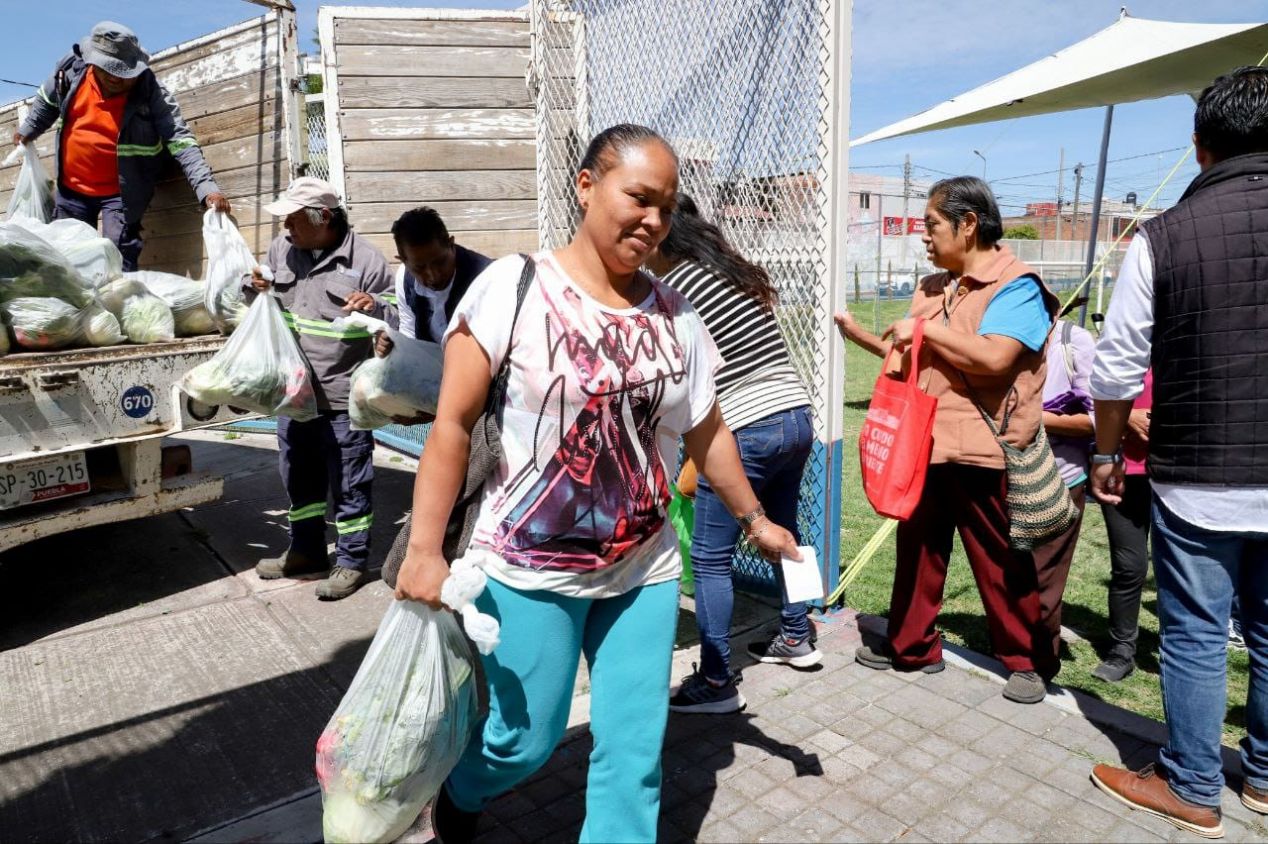 Edmundo Tlatehui apoya a familias a través del programa "Nutriendo tu Economía"