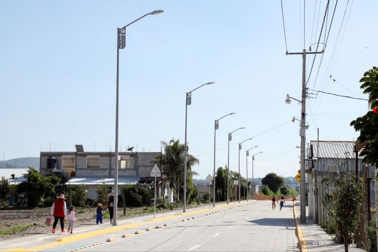 Inaugura Mundo Tlatehui adoquinamiento de la calle Reforma Sur en Santa María Tonantzintla