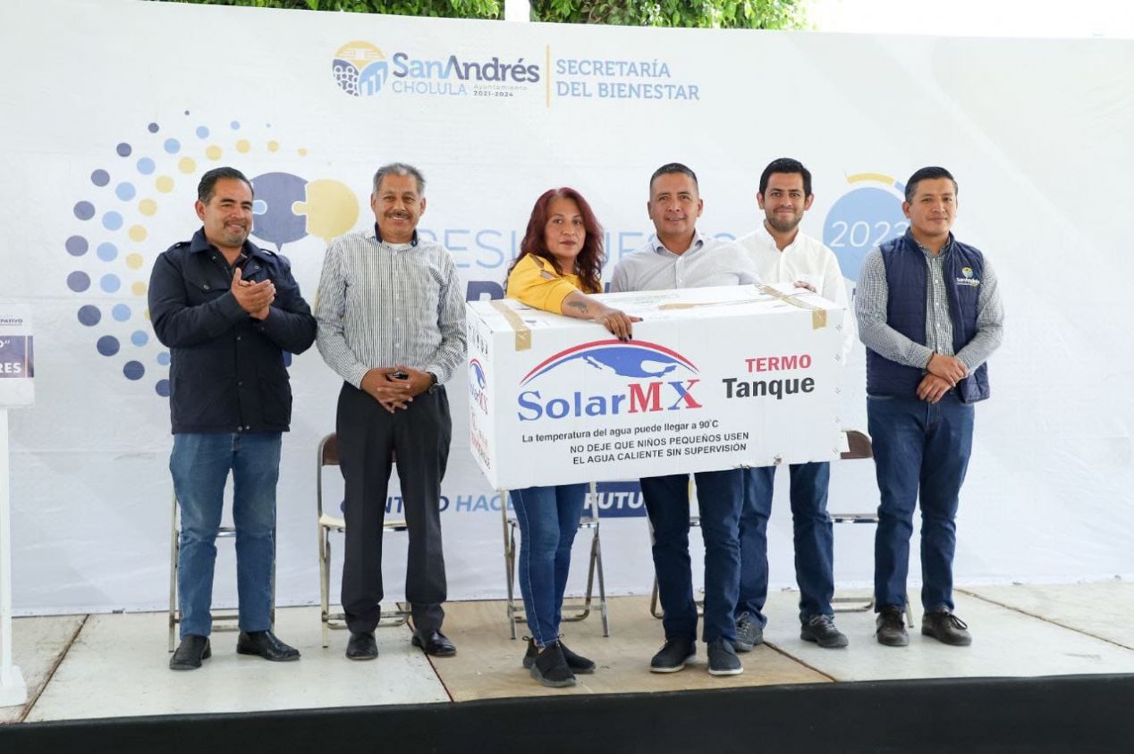 Realiza Mundo Tlatehui cuarta entrega de calentadores solares a familias sanandreseñas