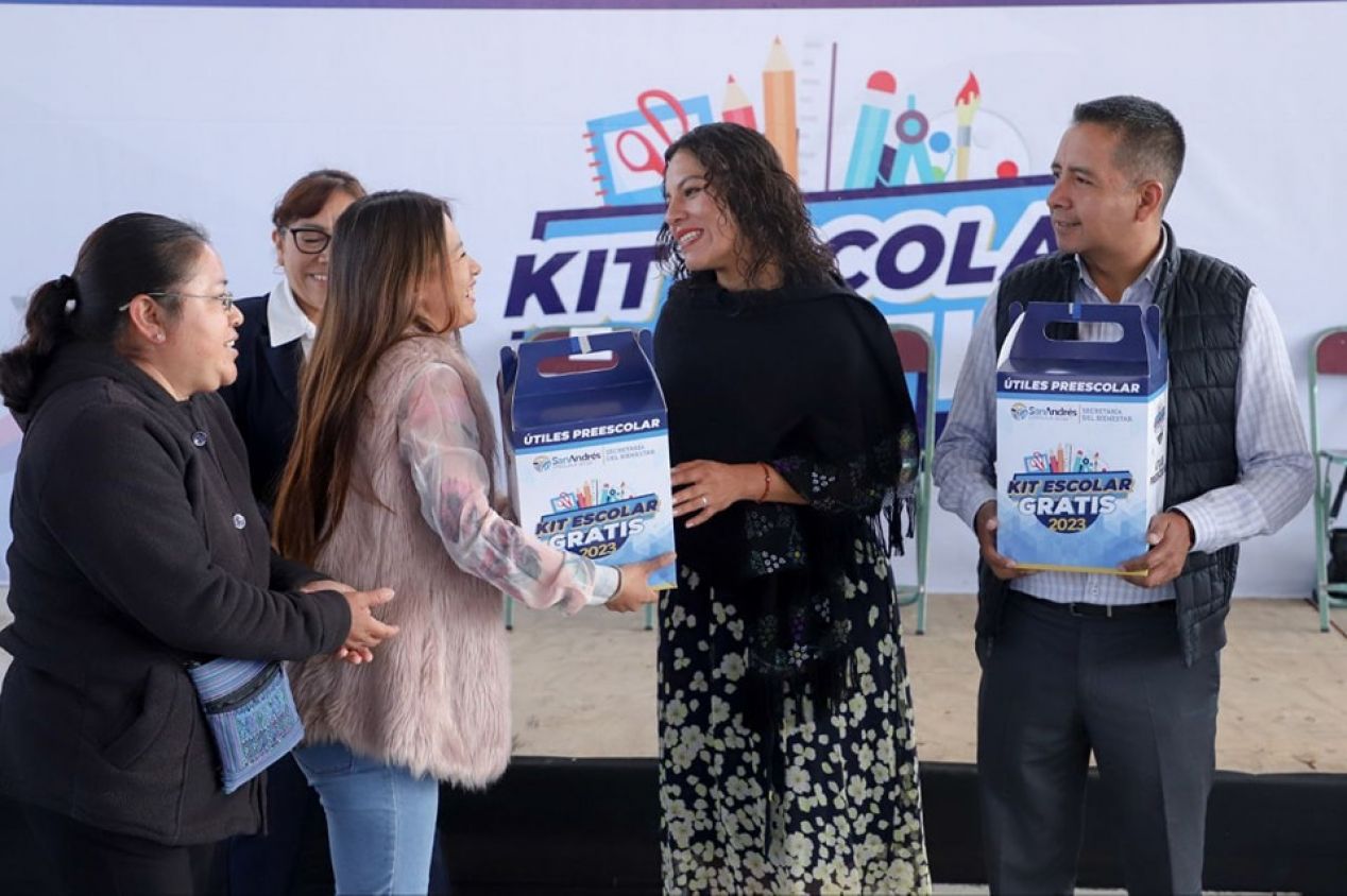 Kits escolares, ahora tocó el turno a 850 niños de los 13 CAIC´s de San Andrés Cholula