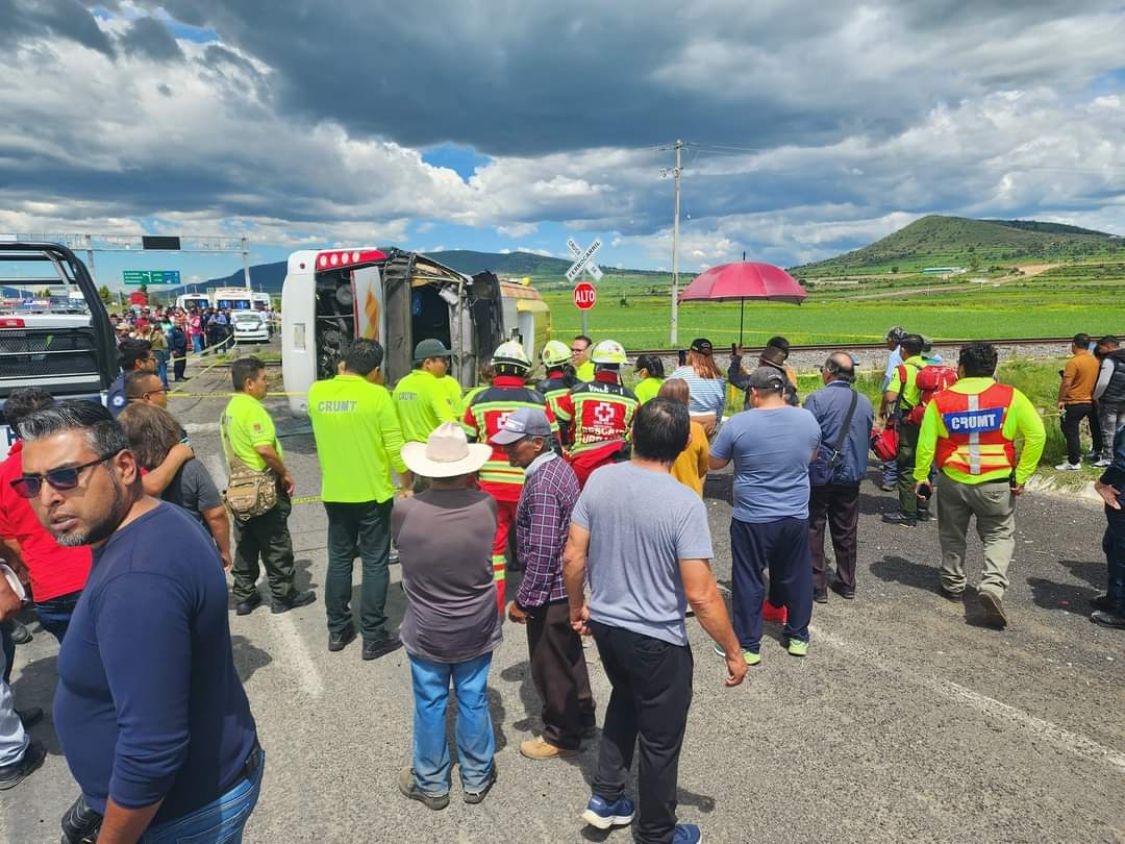 Por ganarle al tren, chófer provoca la muerte de cuatro personas en Calpulalpan
