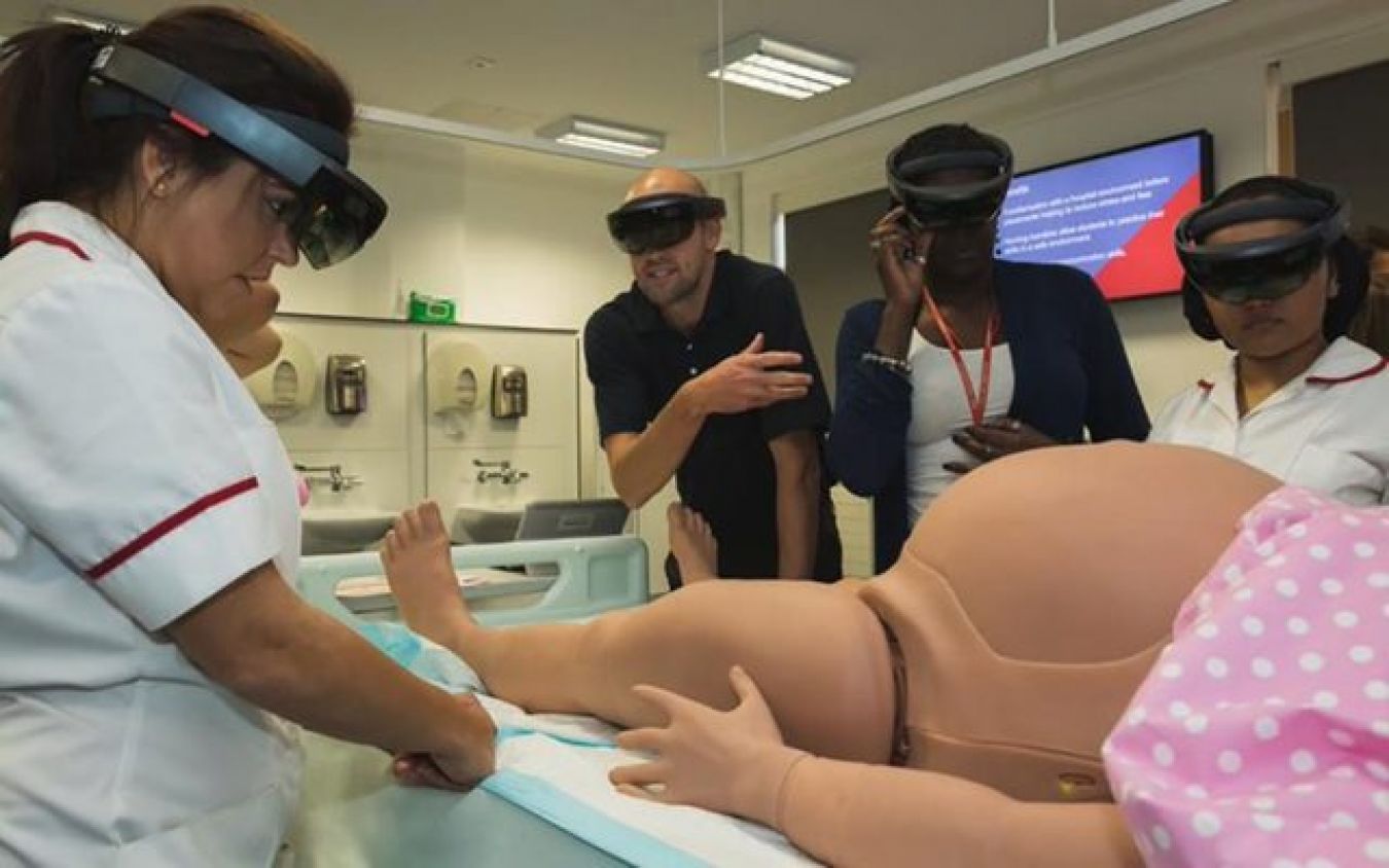 Estudiantes aprenden a realizar partos con realidad aumentada