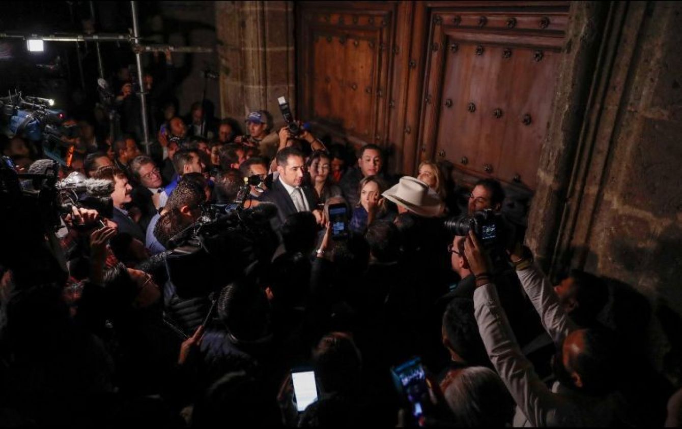 Normalistas de Chiapas se manifiestan afuera de Palacio Nacional