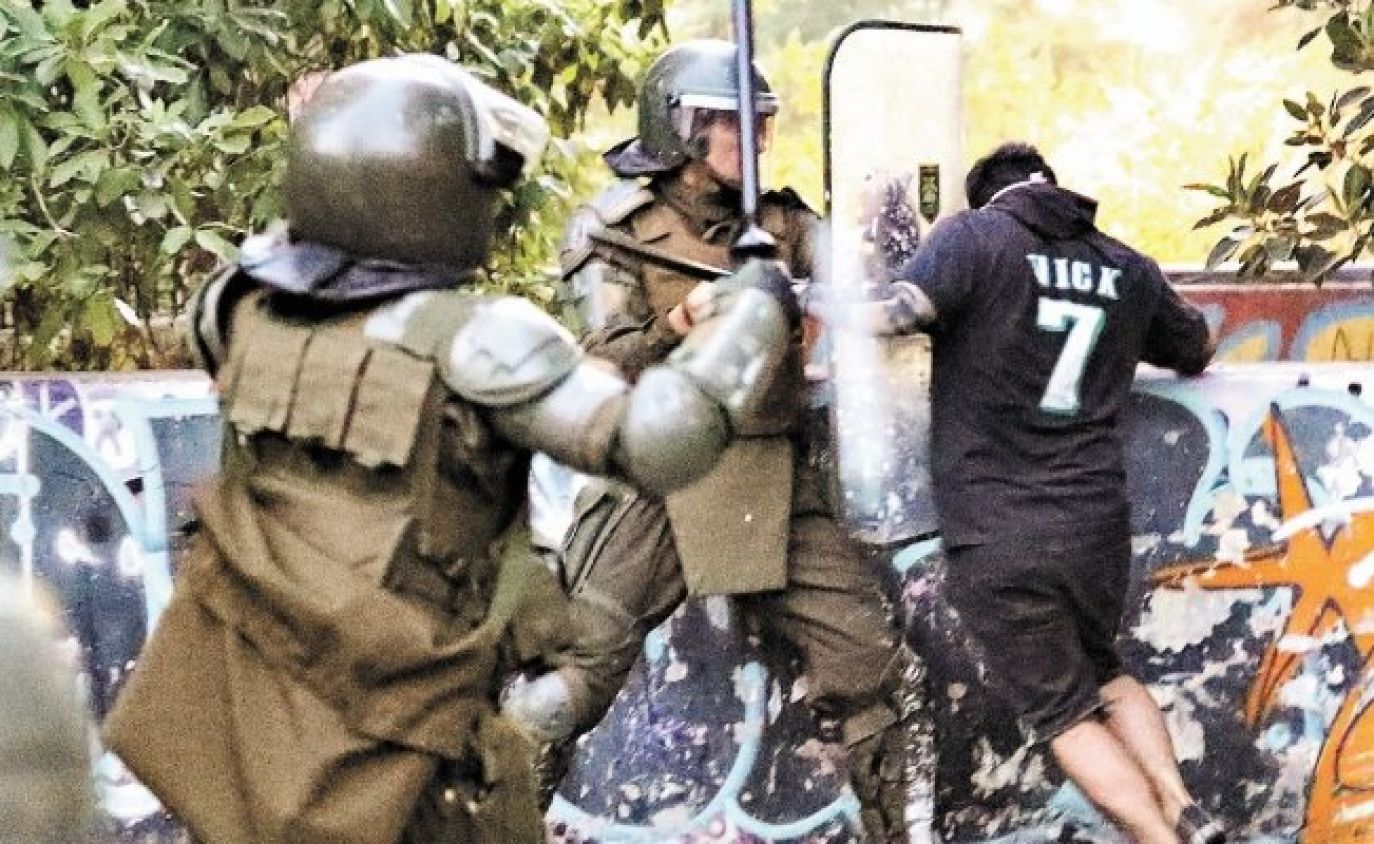 Chile vive violentas protestas: tanquetas aplastan a joven