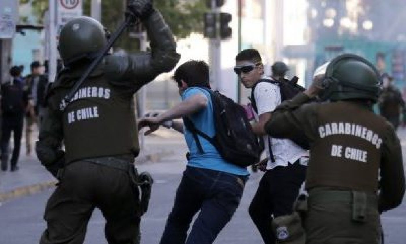 Joven atropellado por carabineros en Chile, grave, pero fuera de riesgo, dice clínica