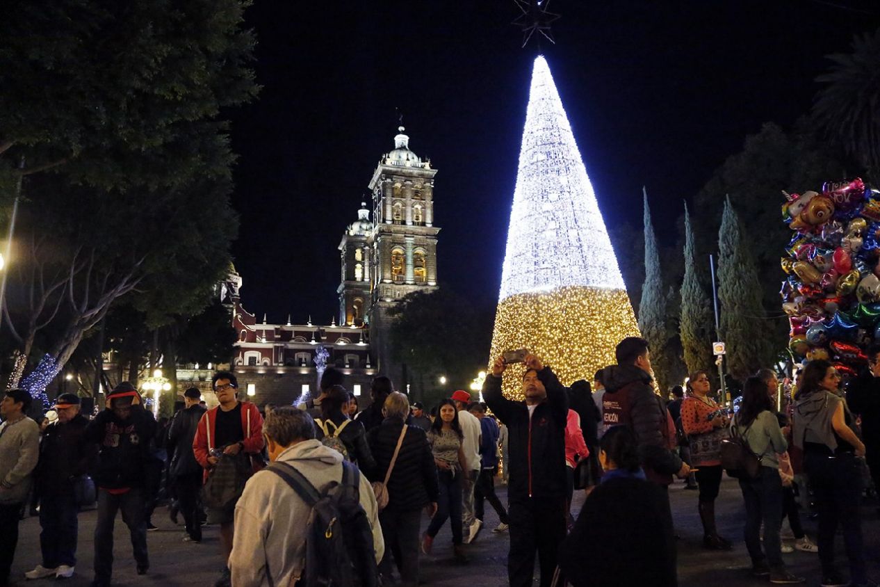 Encienden la iluminación navideña en la ciudad de Puebla