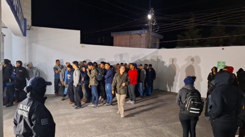 Frenan avance de centroamericanos en Apetatitlán ,viajaban en un tractocamión