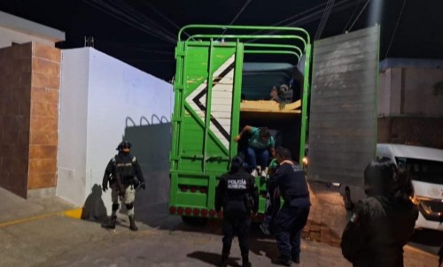Rescatan a 64 migrantes centroamericanos en San Pablo Apetatitlán