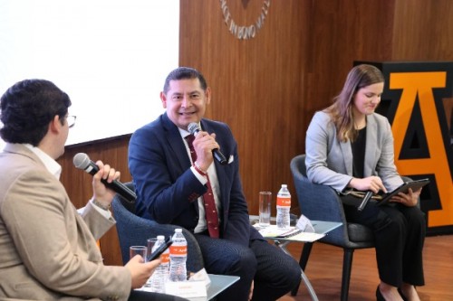 Alejandro Armenta proyecta programa de titulación para universitarios 