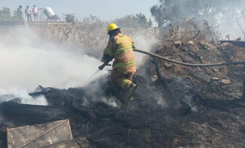 Por quema de pastizal, se incendia bodega de llantas en Zacatelco