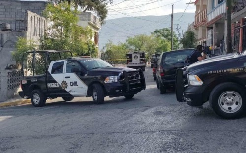 Hallan cuerpo de hombre en vía pública en Monterrey