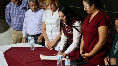 Tonantzin Fernández signa compromiso para gestionar la construcción de un hospital