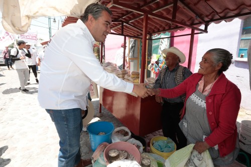 Víctor Galeazzi presenta propuestas de seguridad durante recorrido por Tonantzintla