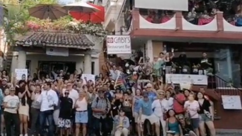Mexicanos se manifiestan en restaurante que estadounidenses quieren cerrar en Puerto Vallarta 
