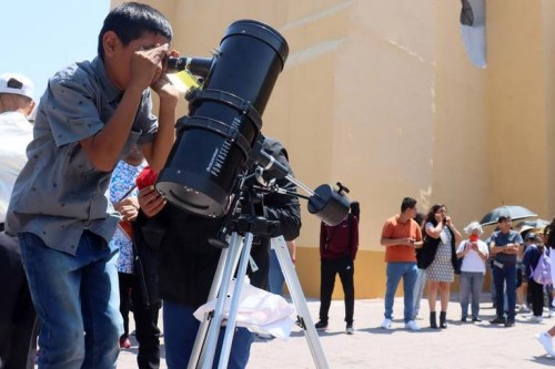 Disfrutan cientos de tlaxcaltecas del eclipse solar en San José